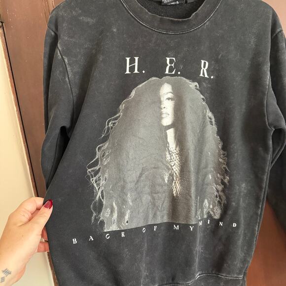 H.E.R. Back Of My Mind Tour Sweatshirt HER Black Crewneck Small - Picture 5 of 6